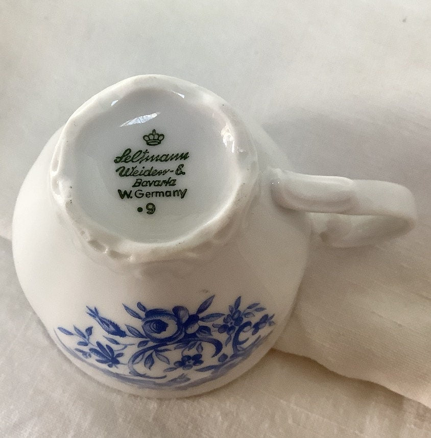 Pot à lait et tasses porcelaine bleu blanc vintage