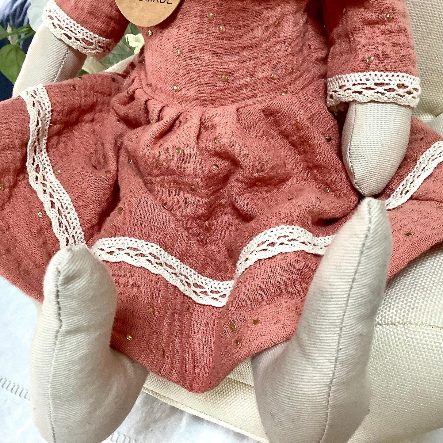 Peluche tissu souris robe rouge dentelle ht 38 cm