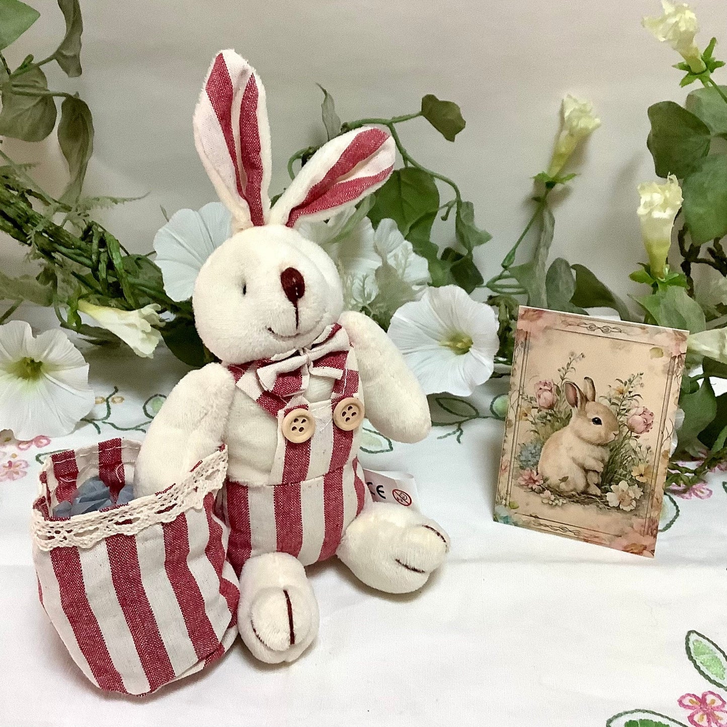 Lapin blanc peluche sac rayures décoration pâques