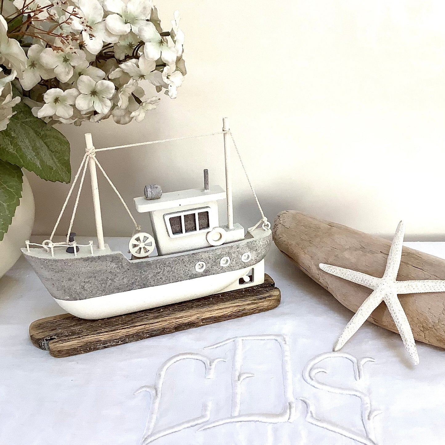 Bateau de pêche bois gris blanc décoration marine ht 16 cm