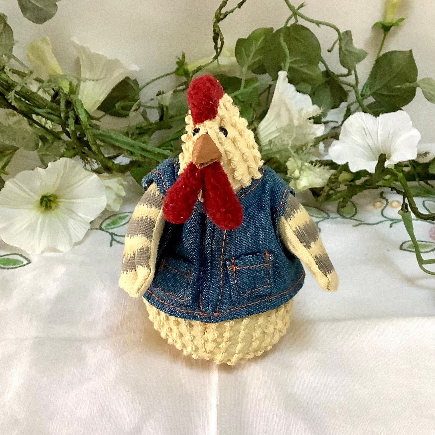 Petit coq à poser avec gilet vintage ht 12 cm
