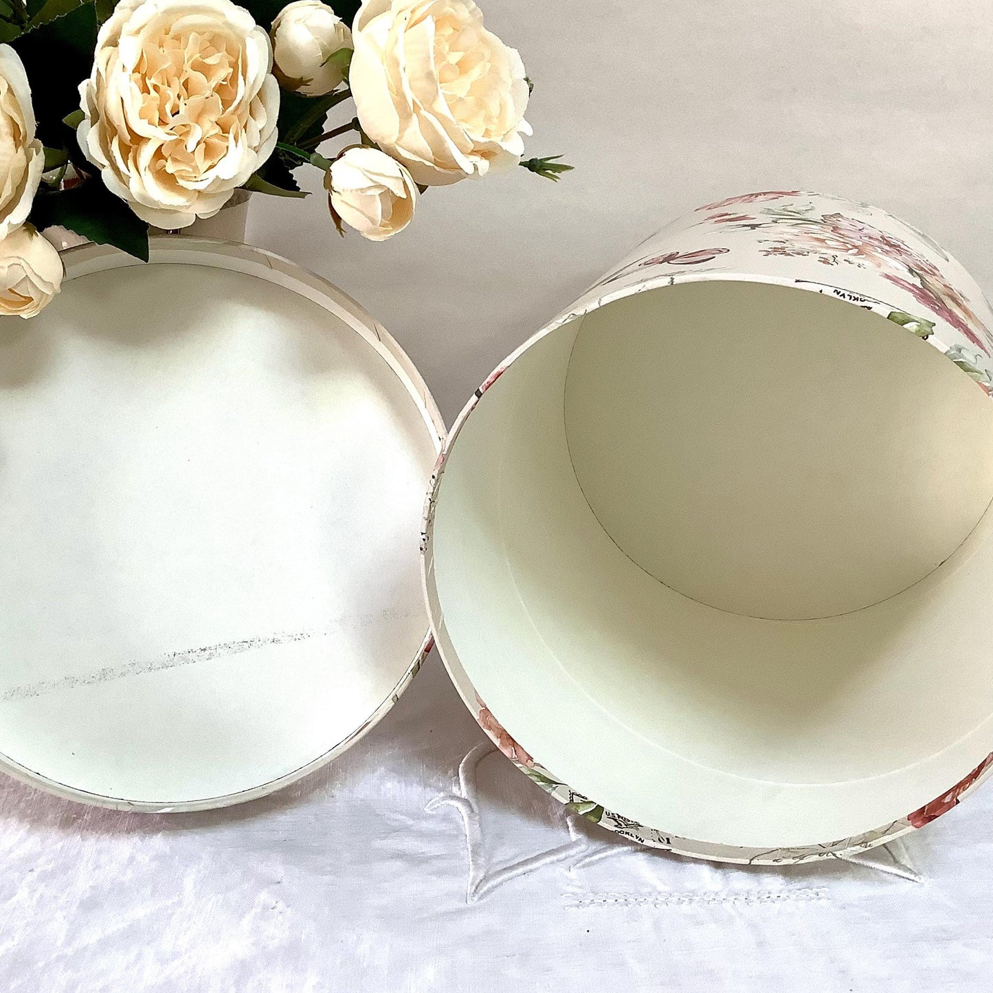 Boîte ronde vintage motif floral moyen modèle ht 18 cm