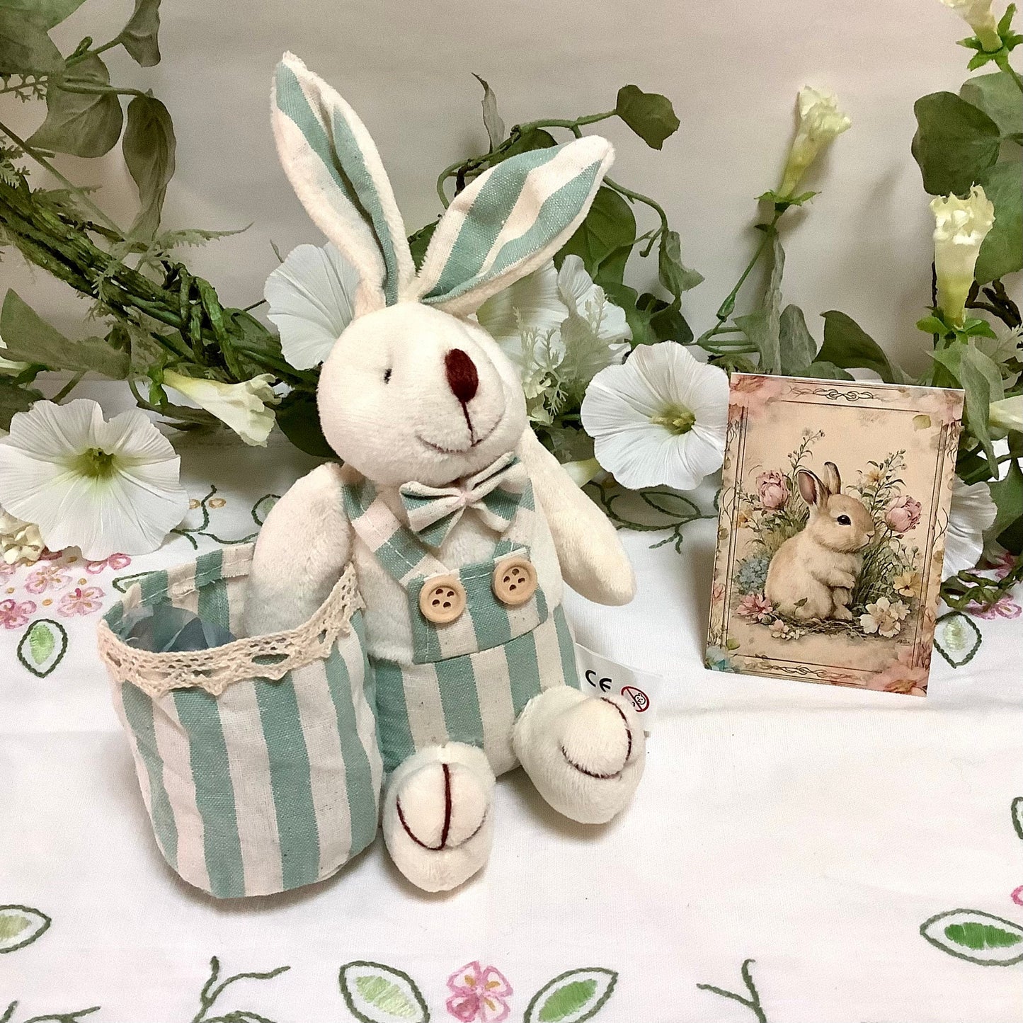 Lapin blanc peluche sac rayures vertes décoration pâques