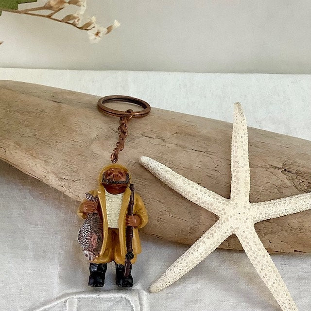 Porte clé pêcheur en résine vintage ht 6 cm
