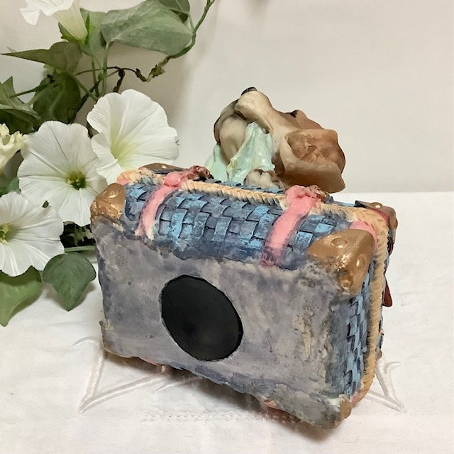 Tirelire chien valise résine ht 13.5 cm vintage