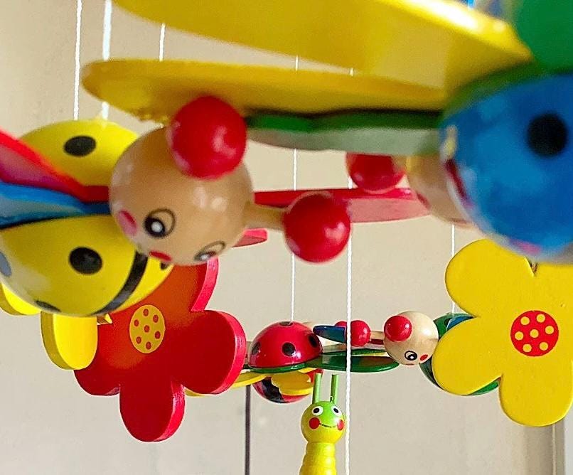 Jeu mobile bois coccinelles et fleurs ht 37 cm