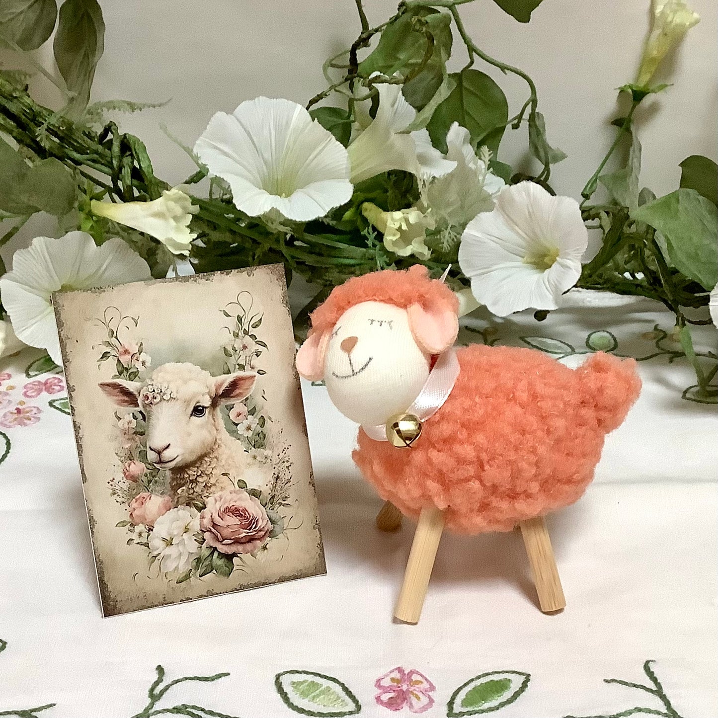 Mouton peluche orange décoration ht 10 cm