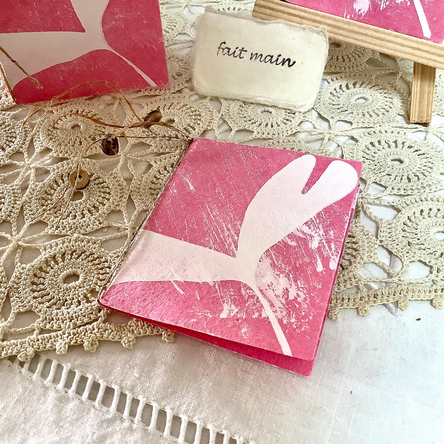 Petites cartes amitié papier artisanal mûrier thème rose 6,5x8 cm, bruit de cadre