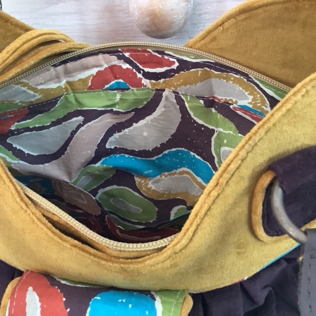 Vue d'ensemble sac vintage velours aubergine beige Colorique, accessoire mode rétro