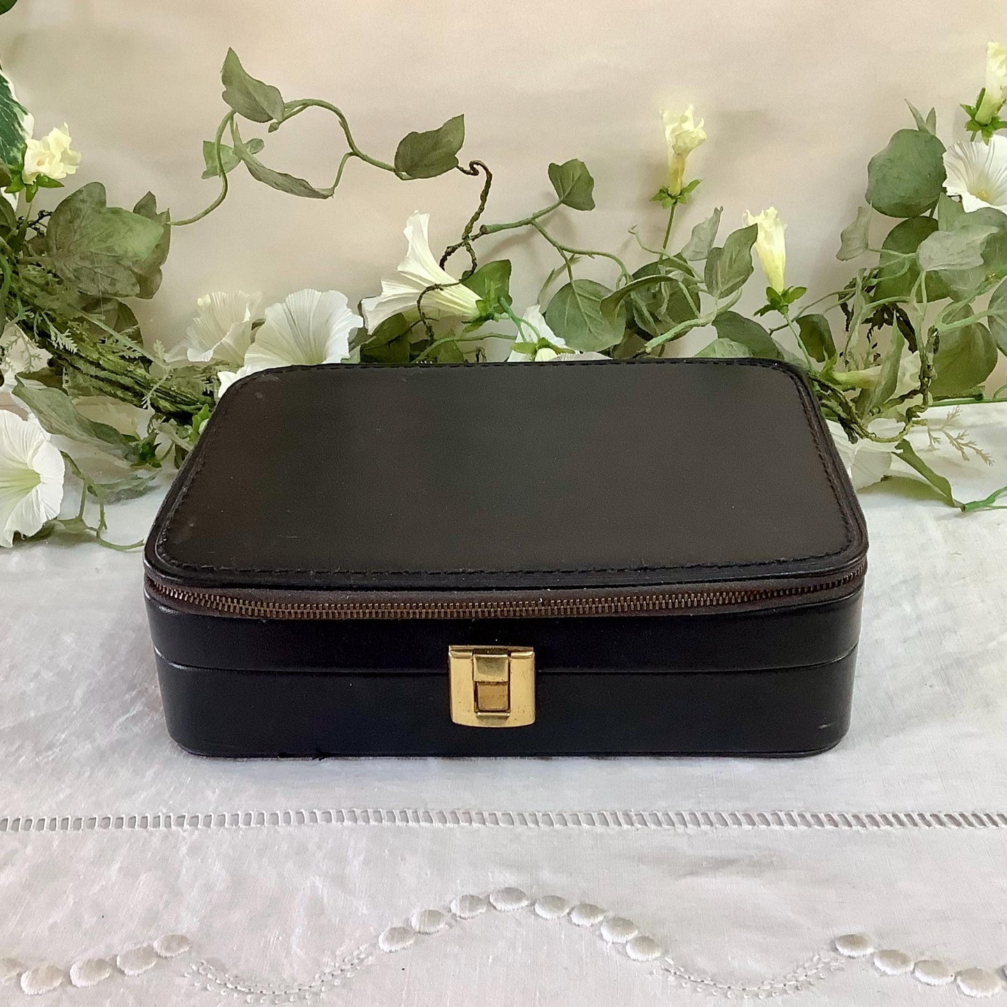 Vue rapprochée nécessaire toilette cuir noir vintage 23 cm, trousse accessoires rétro