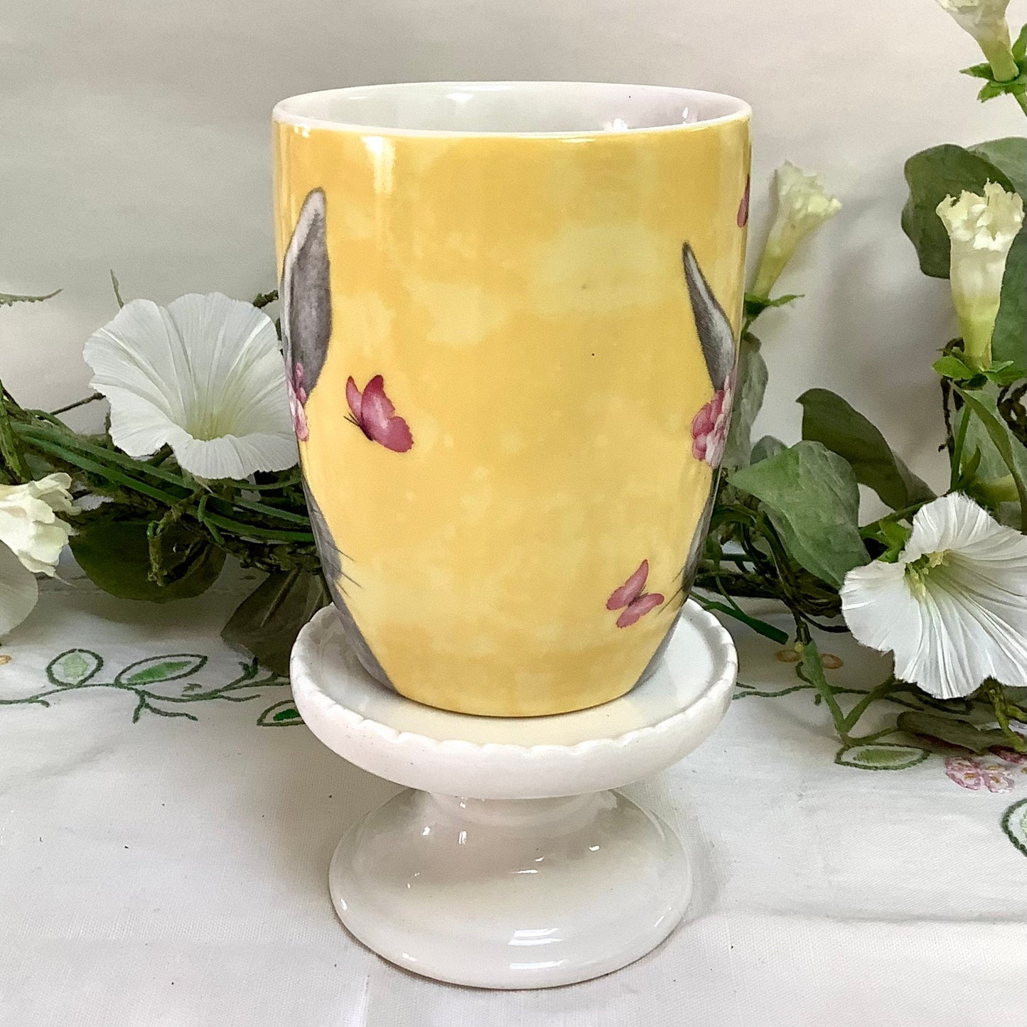 Mug porcelaine jaune lapin ht 10 cm