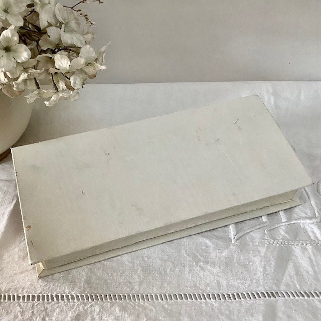 Boîte satin ivoire Michèle 1968 vintage