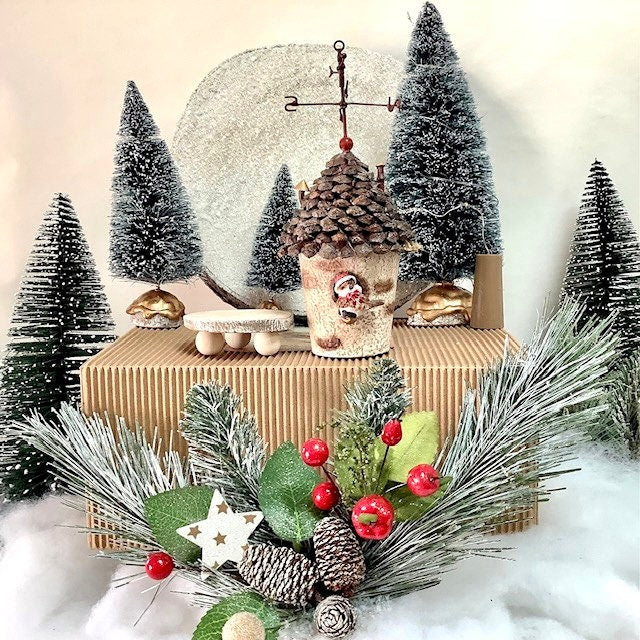 Composition de Noël lumineuse maison pomme de pin oiseau ht 28 cm