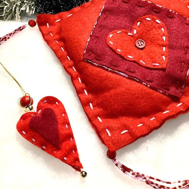 Coussins carré coeur feutre rouge perles