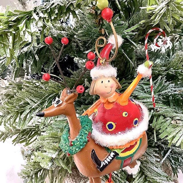 Suspension vintage petite fille sur renne ht 12 cm