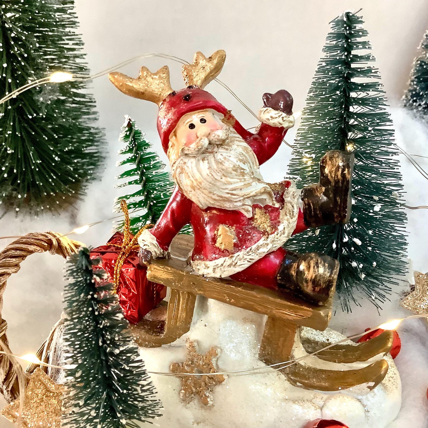 Décoration de Noël lumineuse lutin sur luge ht 18 cm