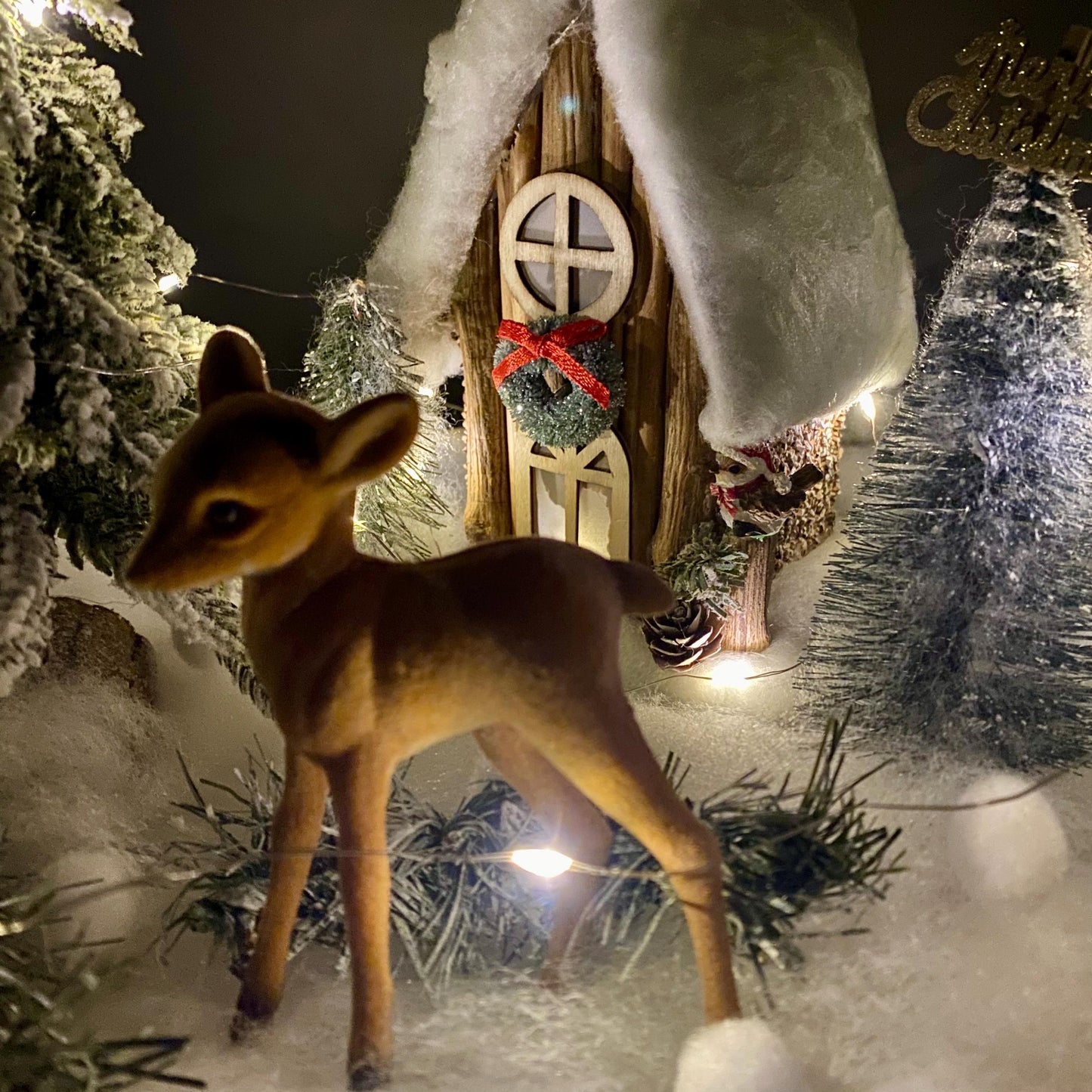 Décoration de Noël lumineuse support bois maison sapins faon ht 25 cm