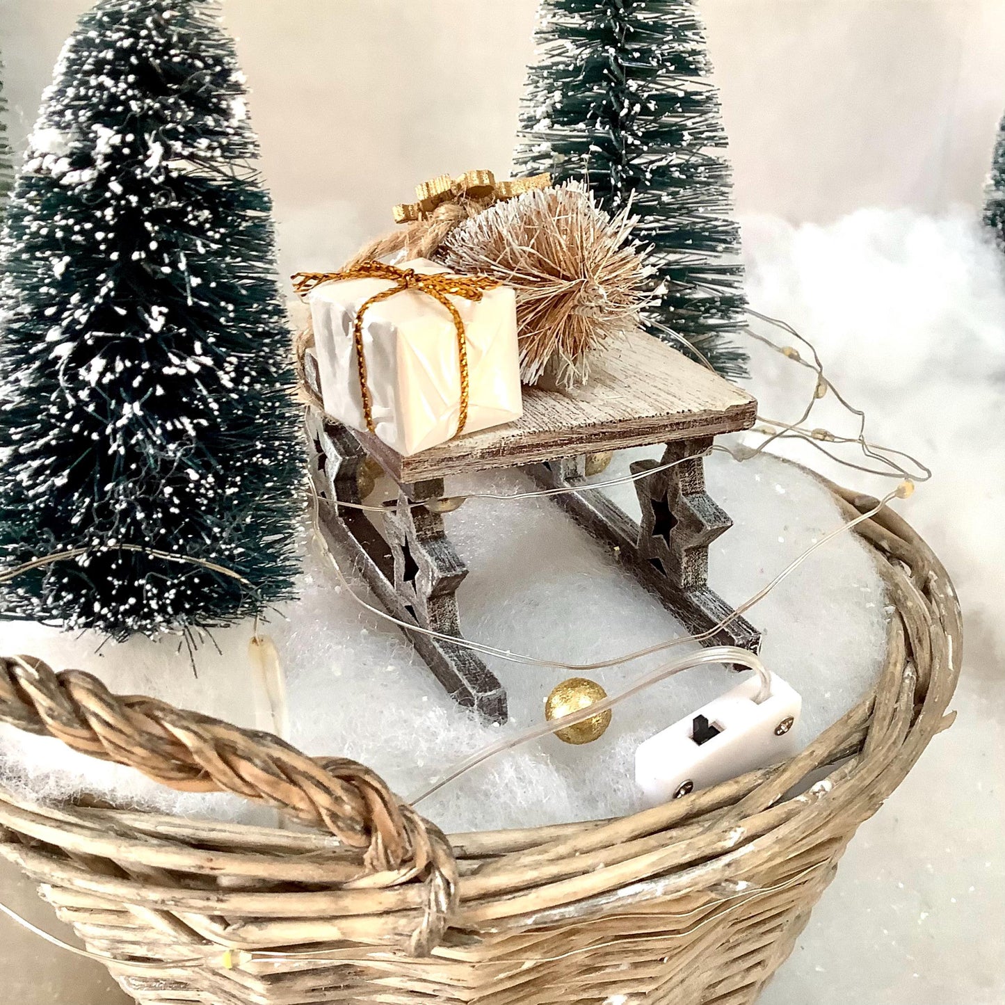 Décoration de Noël lumineuse lutin sur luge ht 23 cm