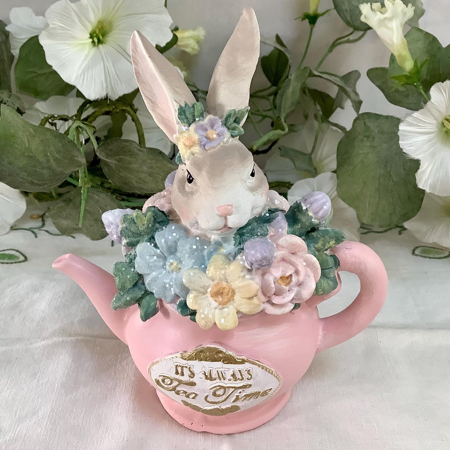 Figurine madame lapin dans tasse rose décoration de Pâques vintage ht 16 cm