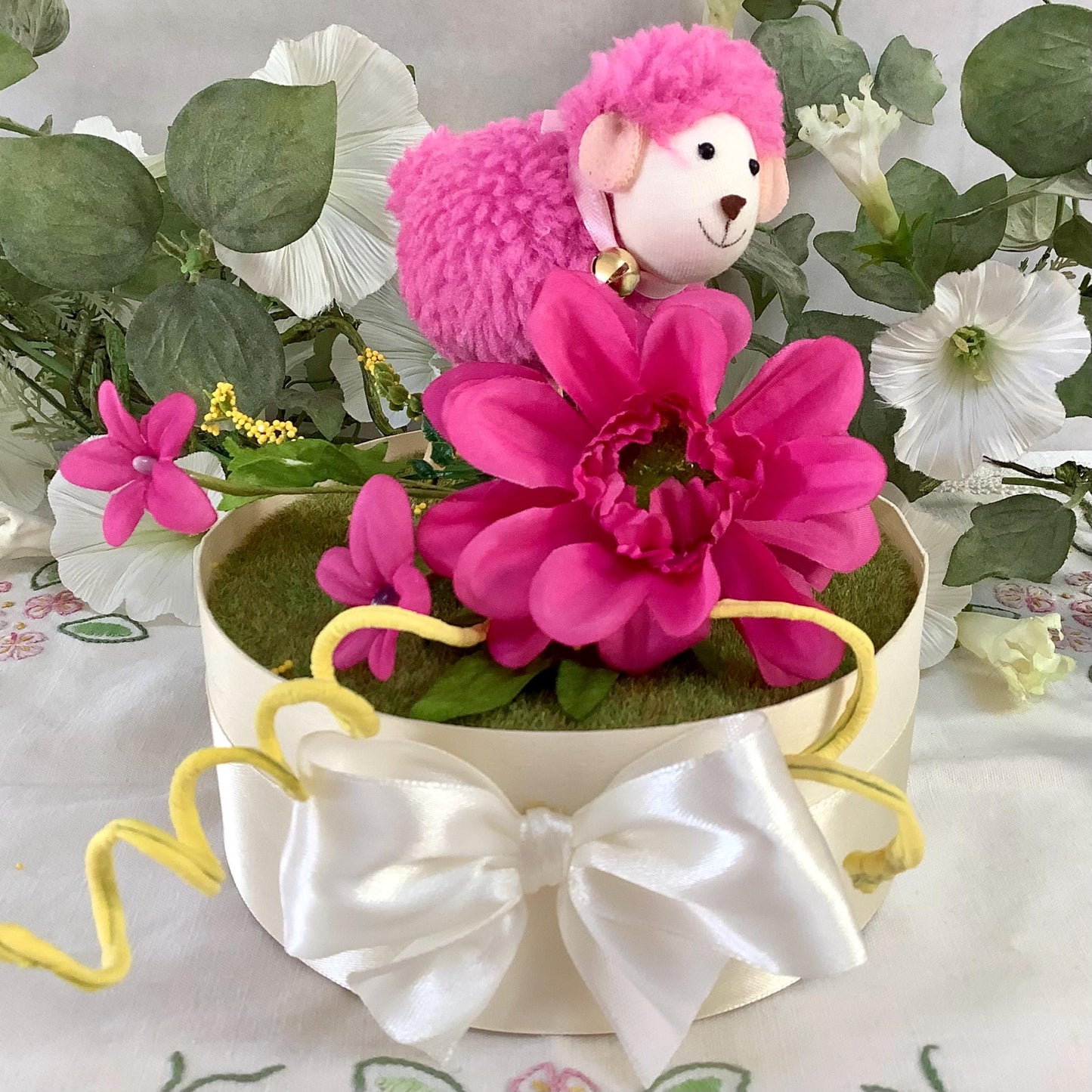 Composition florale Pâques mouton rose ht 15 cm