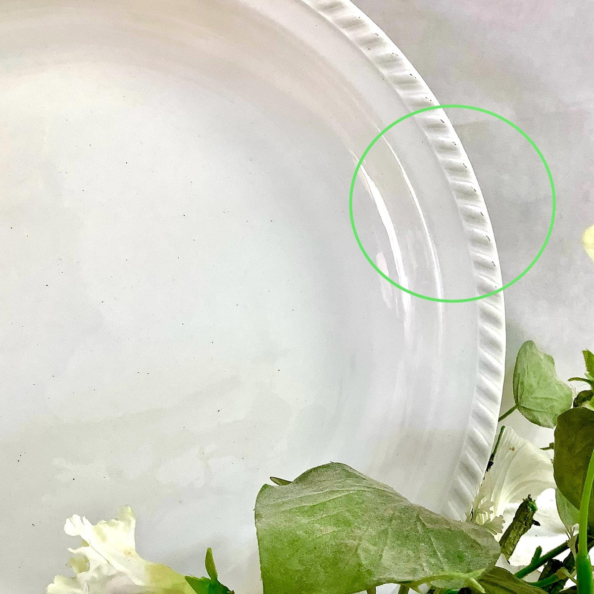 Plat rond blanc vintage torsadé faïence