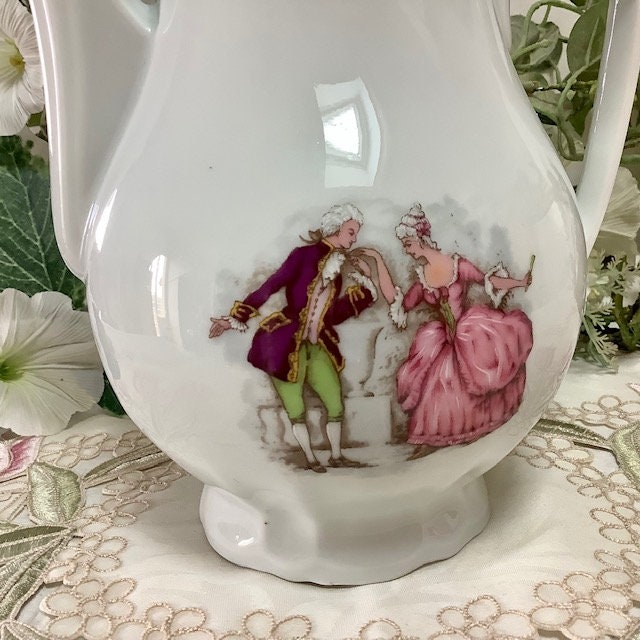 Cafetière théière verseuse porcelaine scène galante vintage