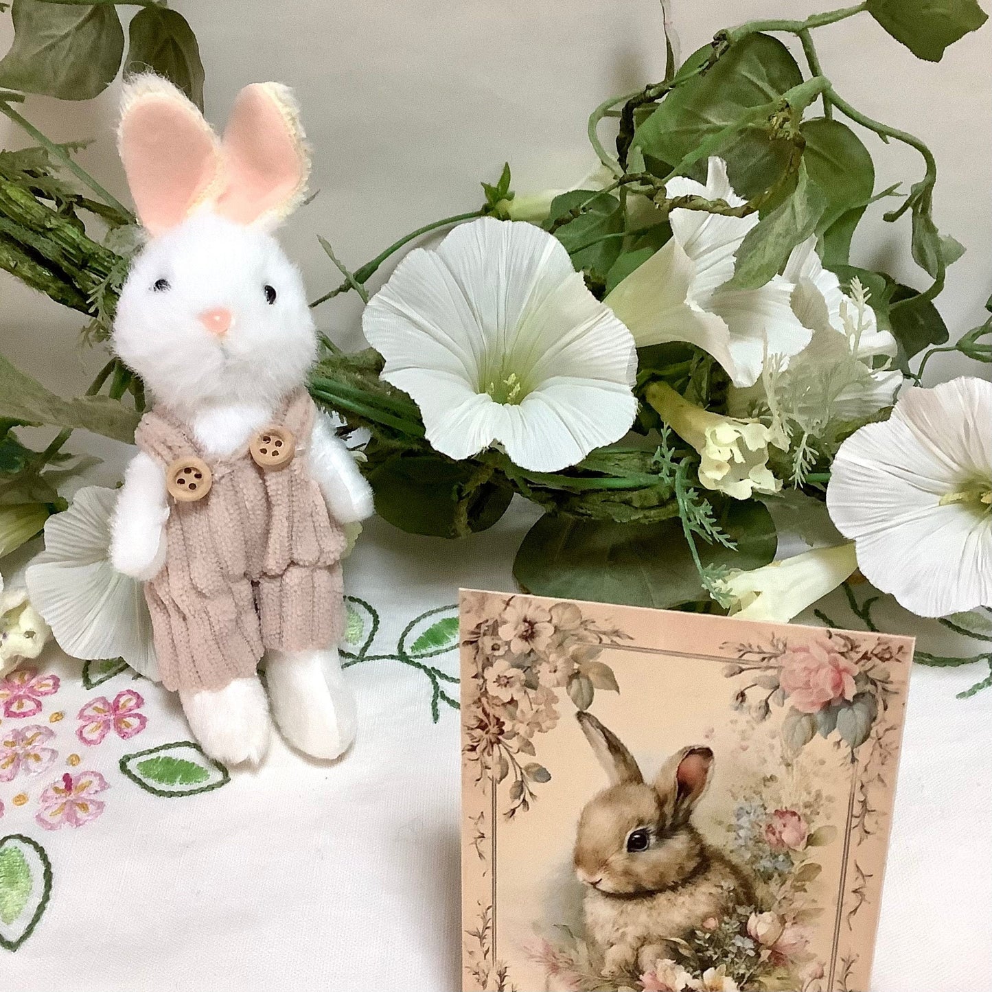 Petit lapin blanc décoration pâques 