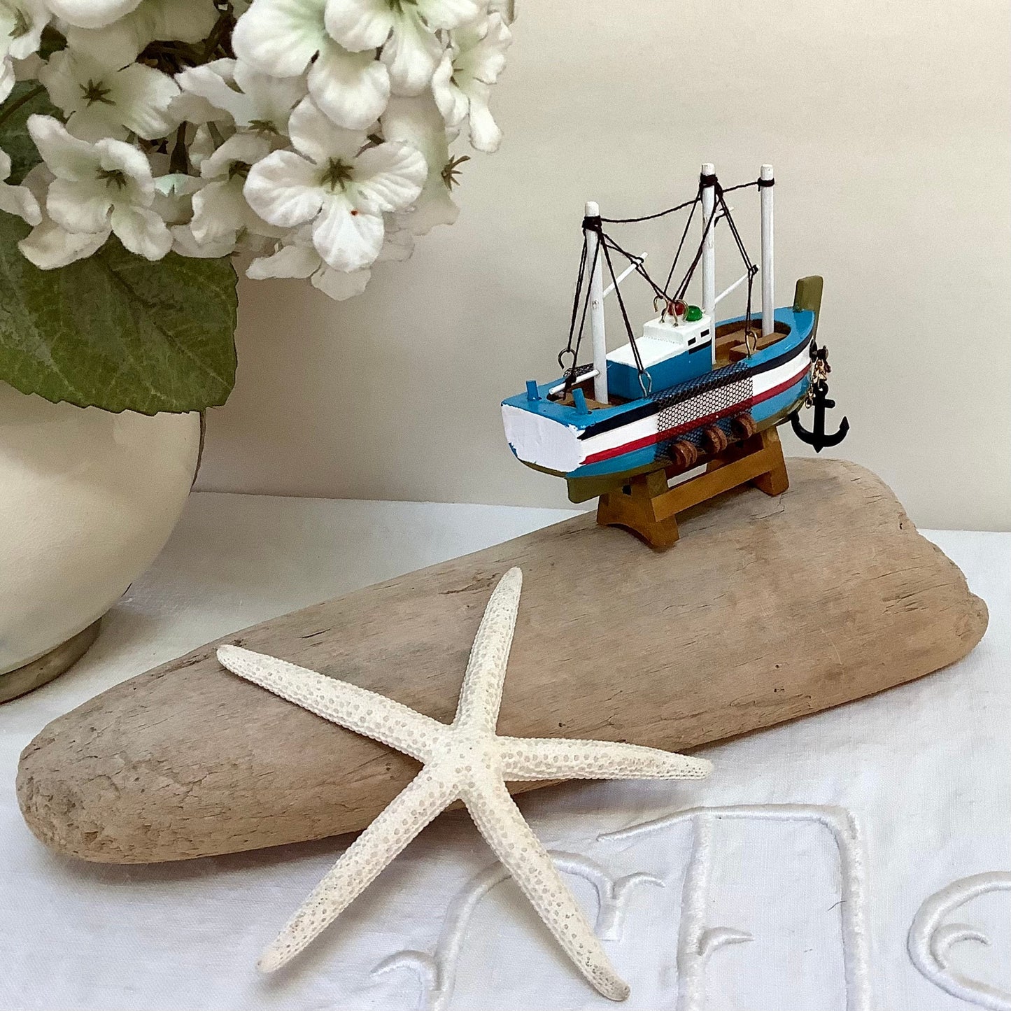 Bateau miniature bois chalutier bleu clair rouge décoration marine ht 9 cm