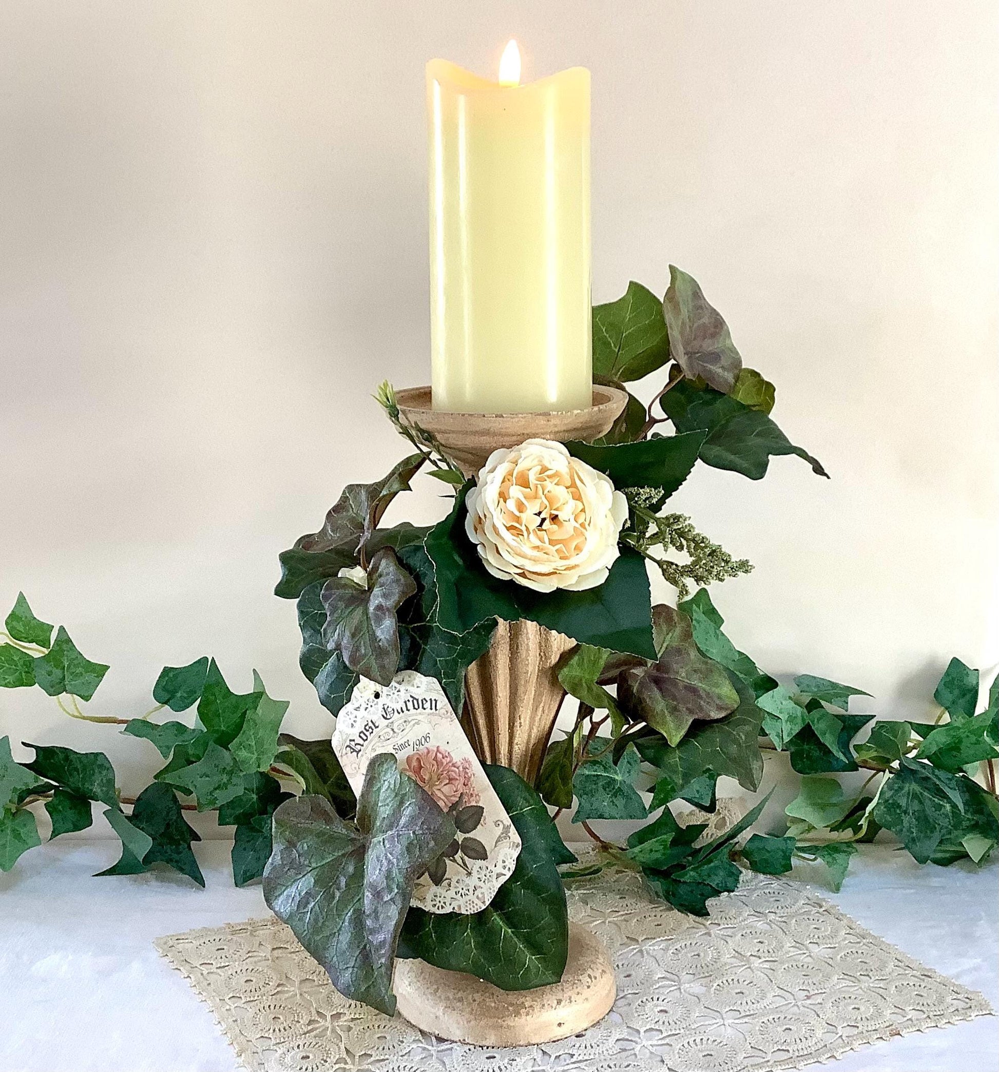 Bougeoir floral vintage résine patiné bougie pilier flamme vacillante 43 cm, décoration rose