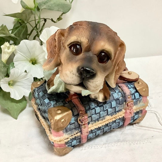 Tirelire chien valise résine vintage 13,5 cm hauteur, décoration rétro