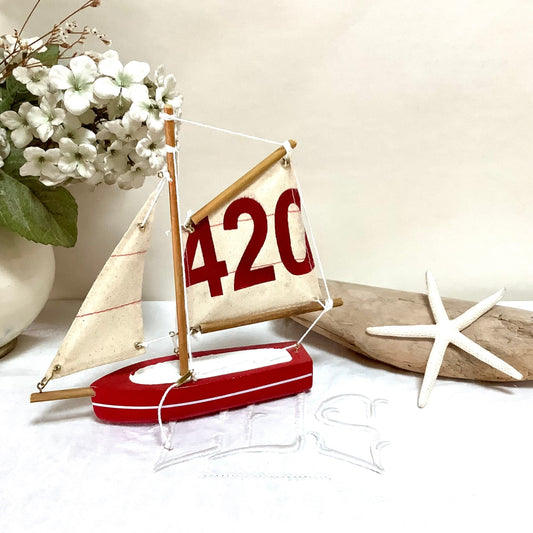 Bateau flottant bois rouge voiles coton décoration marine ht 21 cm