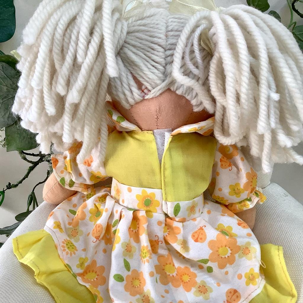 Poupée de chiffon tissu robe jaune modèle iris ht 30 cm