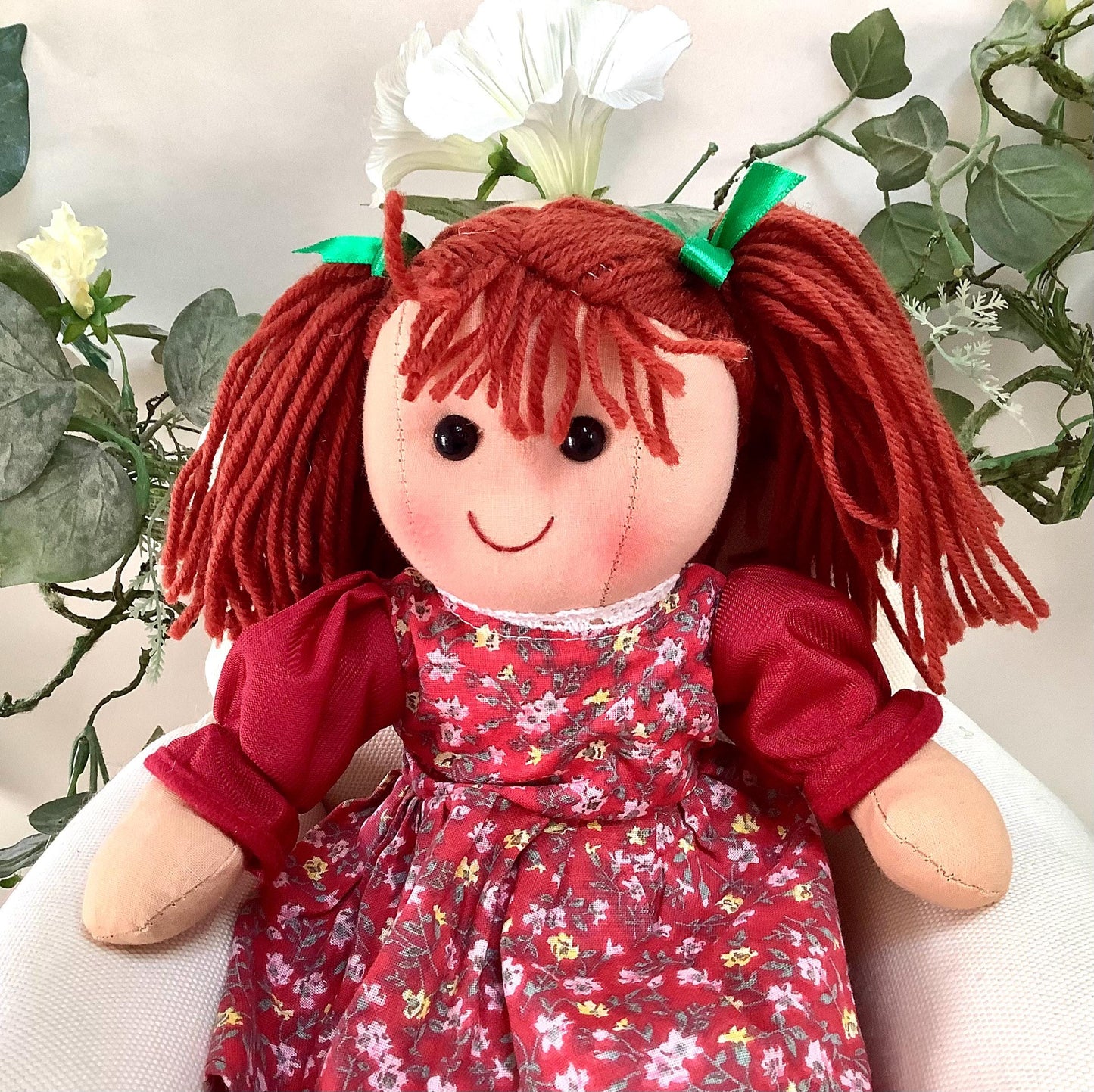 Poupée de chiffon tissu robe rouge modèle lili ht 30 cm