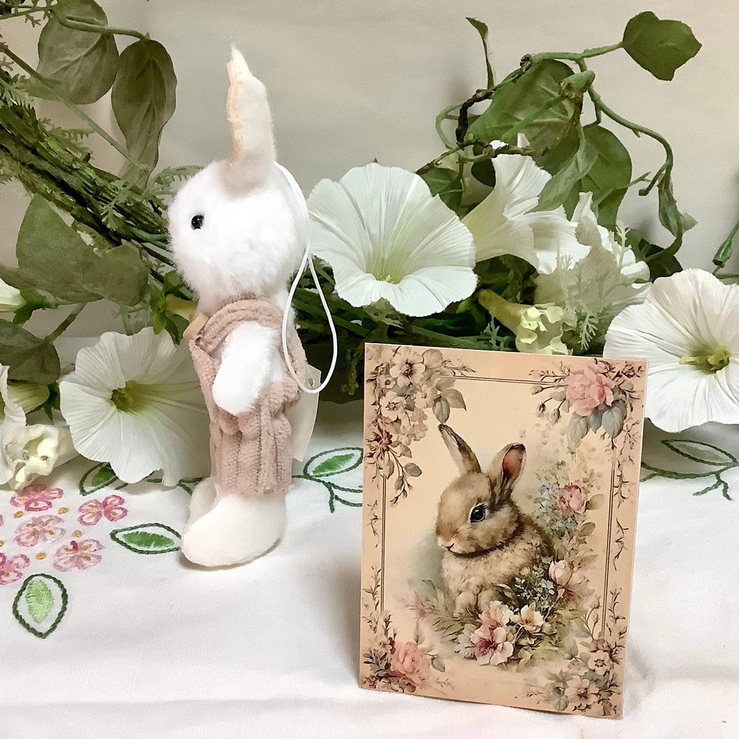 Petit lapin blanc décoration pâques 