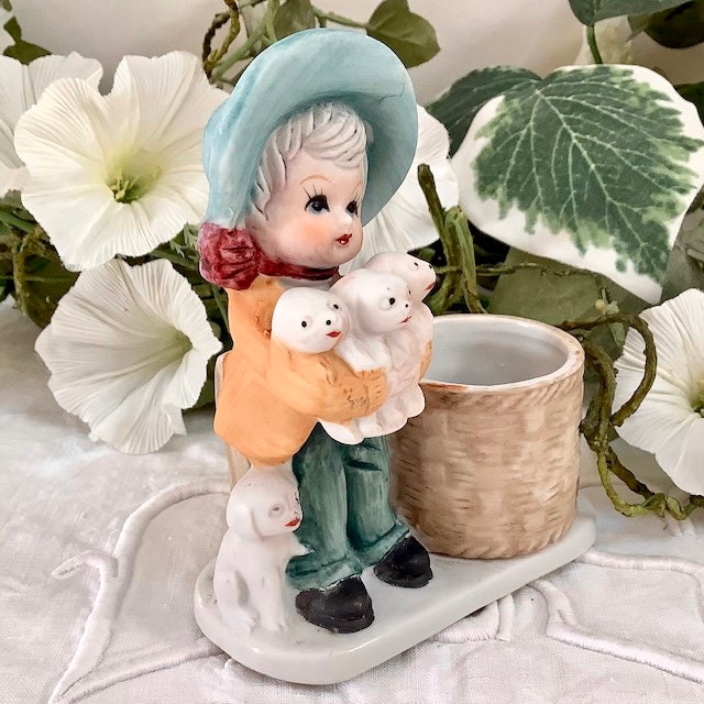 Figurine petit garçon chiens porcelaine ht 11.5 cm vintage