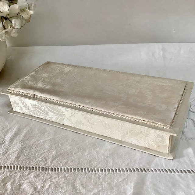 Boîte satin ivoire Michèle 1968 vintage