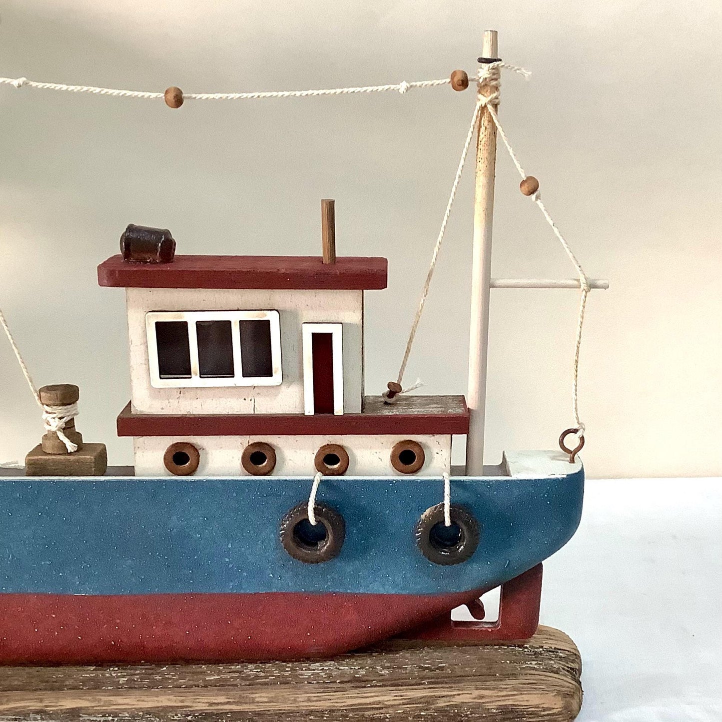 Bateau de pêche bois avec led décoration marine ht 21.5 cm