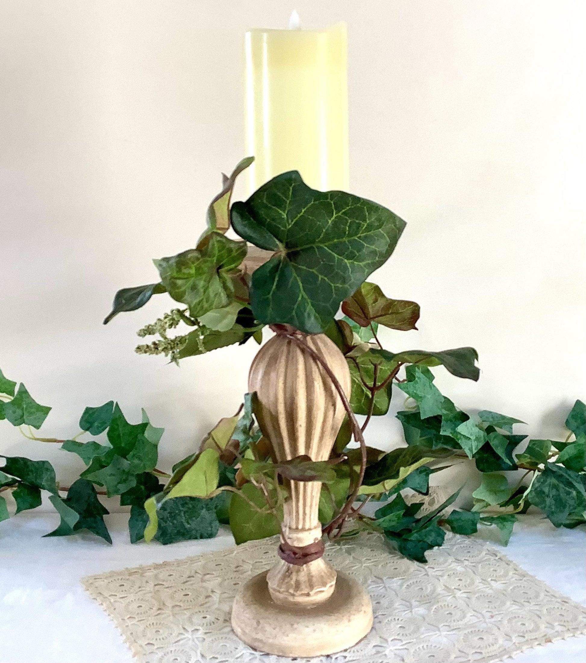 Bougeoir floral vintage résine patiné bougie pilier flamme vacillante 43 cm, décoration rose