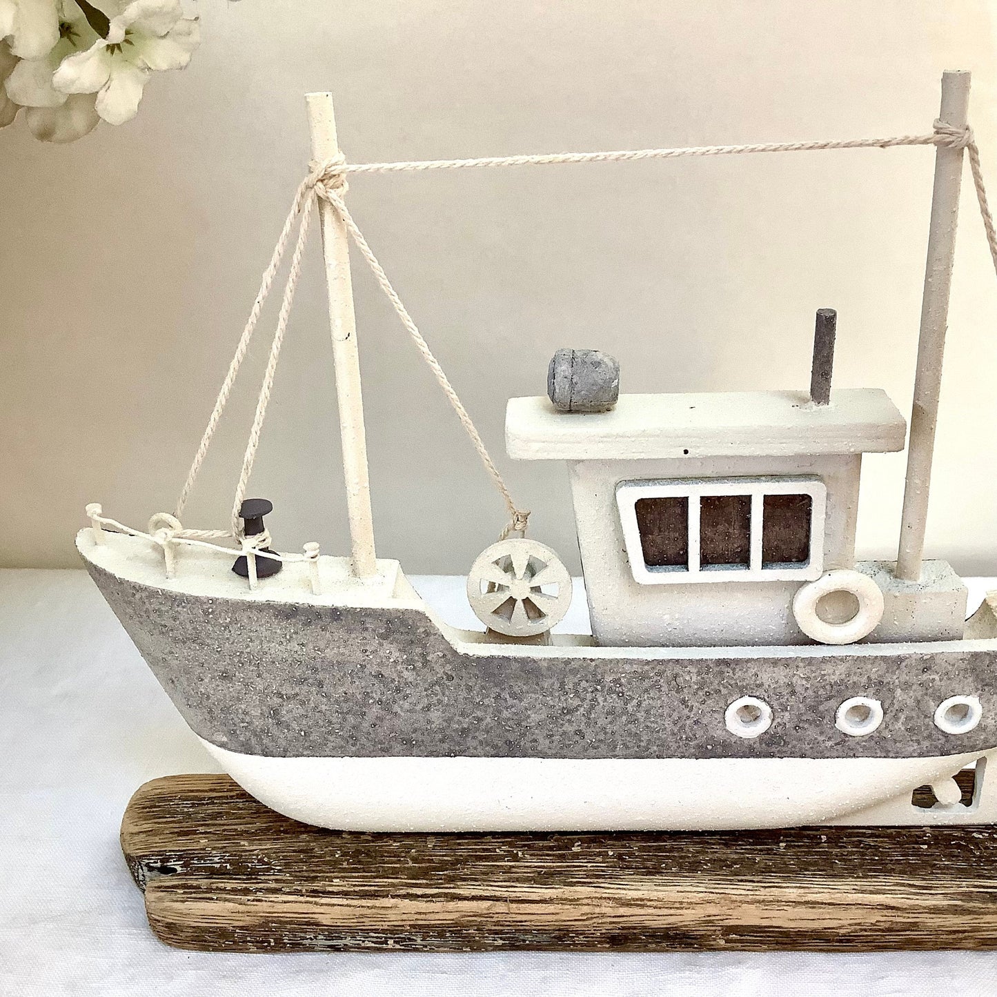 Bateau de pêche bois gris blanc décoration marine ht 16 cm