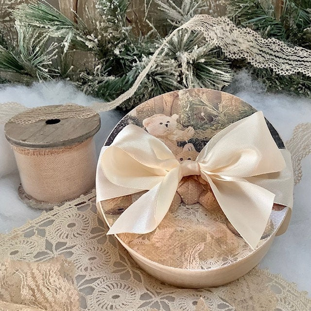 Détail petit ours beige peluche 9 cm largeur boîte bois ruban, vintage cadeau