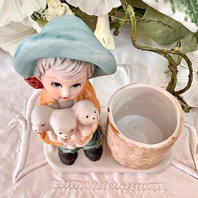 Figurine petit garçon chiens porcelaine ht 11.5 cm vintage