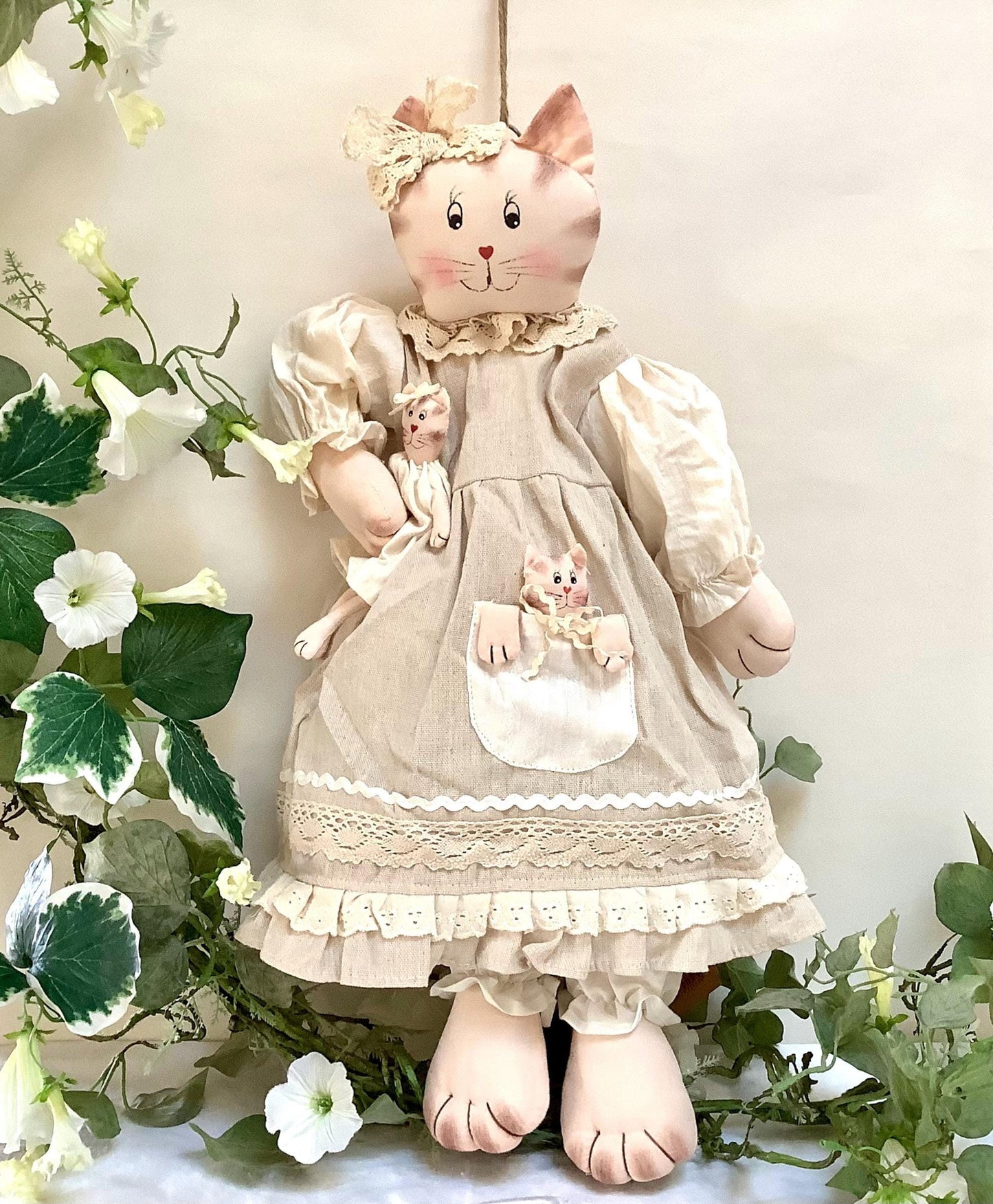 Porte sacs chat robe lin écrue avec deux chatons vintage ht 55 cm