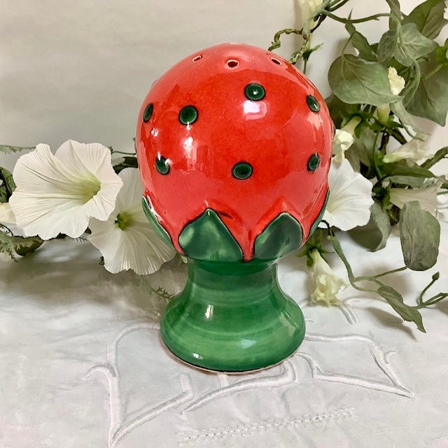 Saupoudreuse à sucre faïence fraise vintage