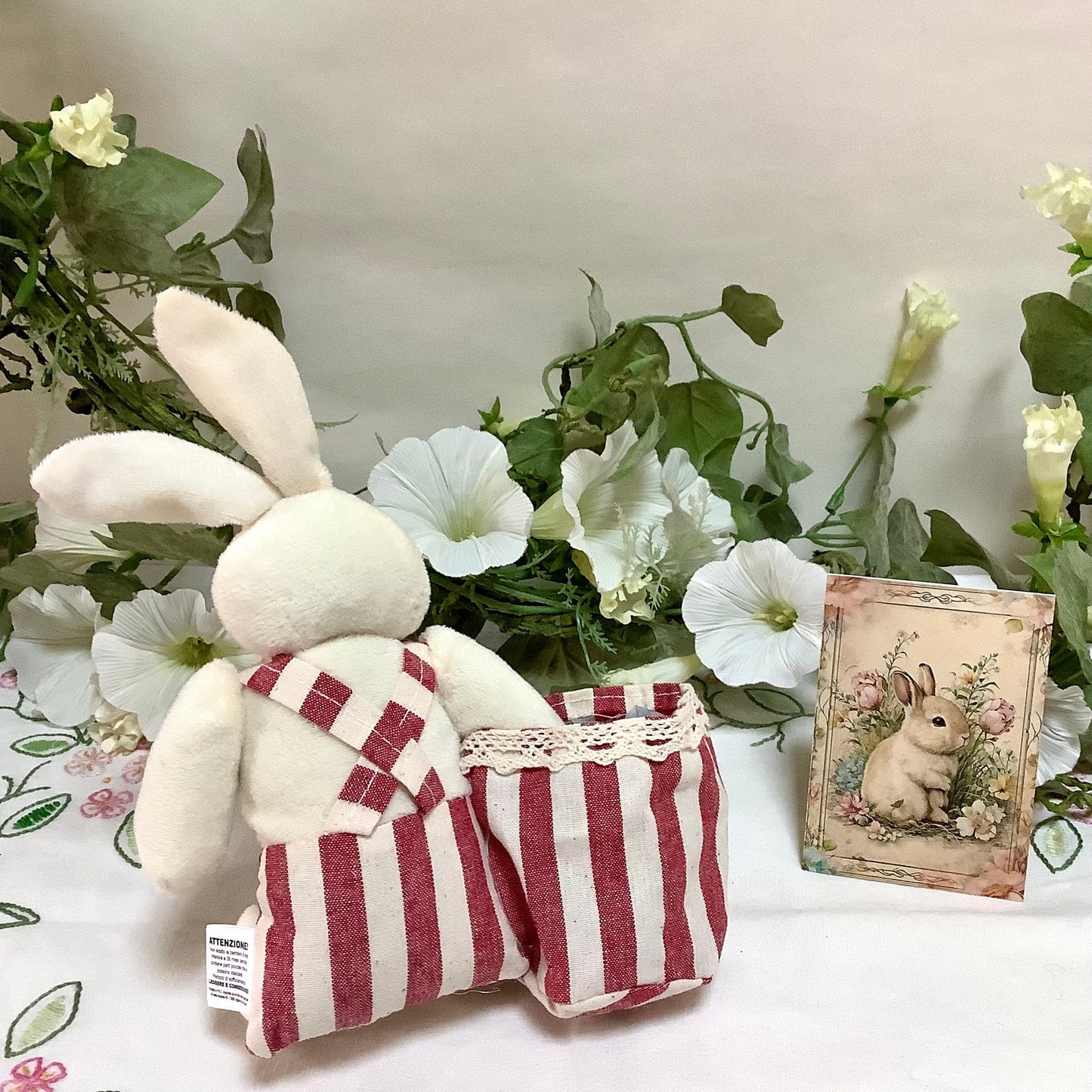 Lapin blanc peluche sac rayures décoration pâques 