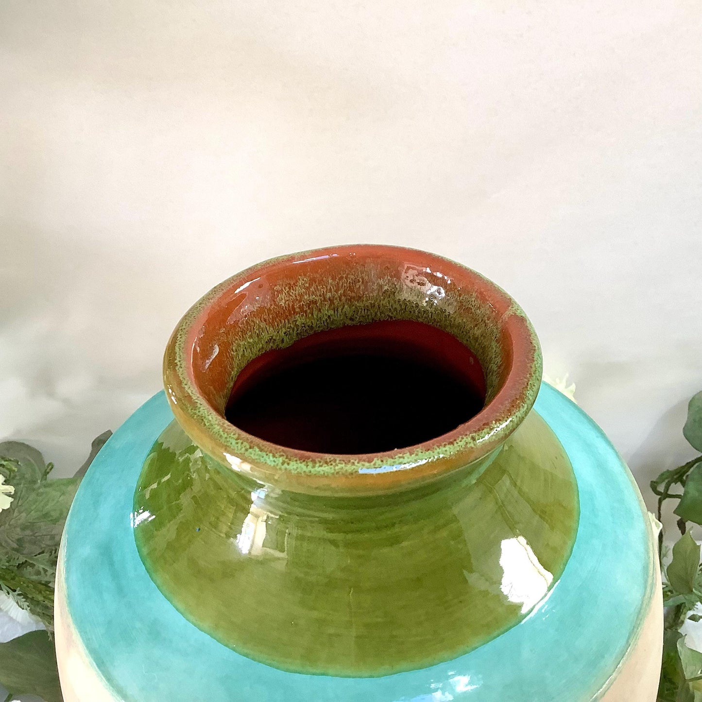 Vue rapprochée grand vase céramique beige vert turquoise fait main, faïence vintage 31 cm