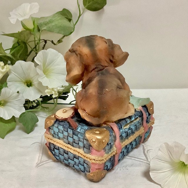 Tirelire chien valise résine ht 13.5 cm vintage