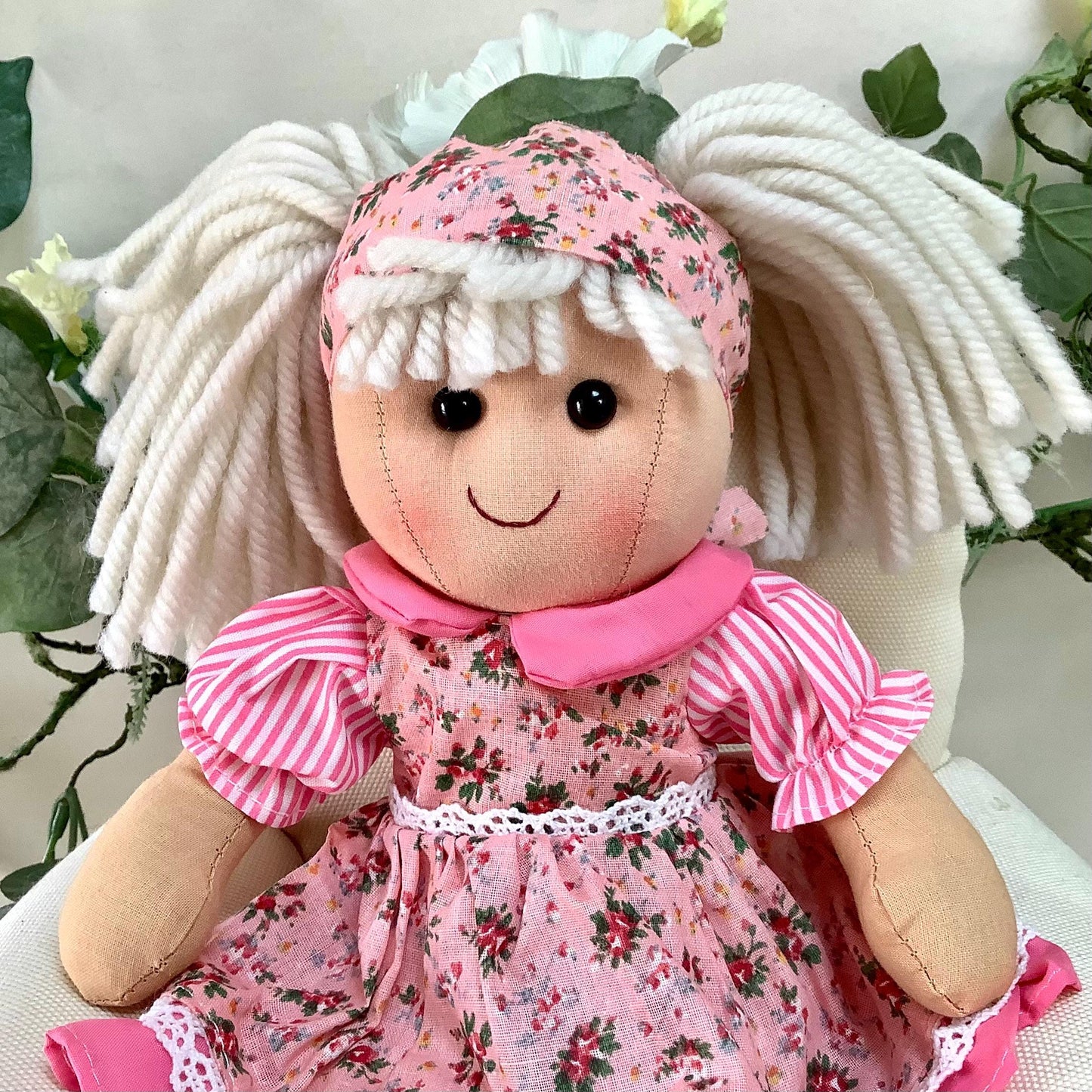 Poupée de chiffon Nina robe rose fleurie tissu jolies finitions, jouet enfant dès 3 ans