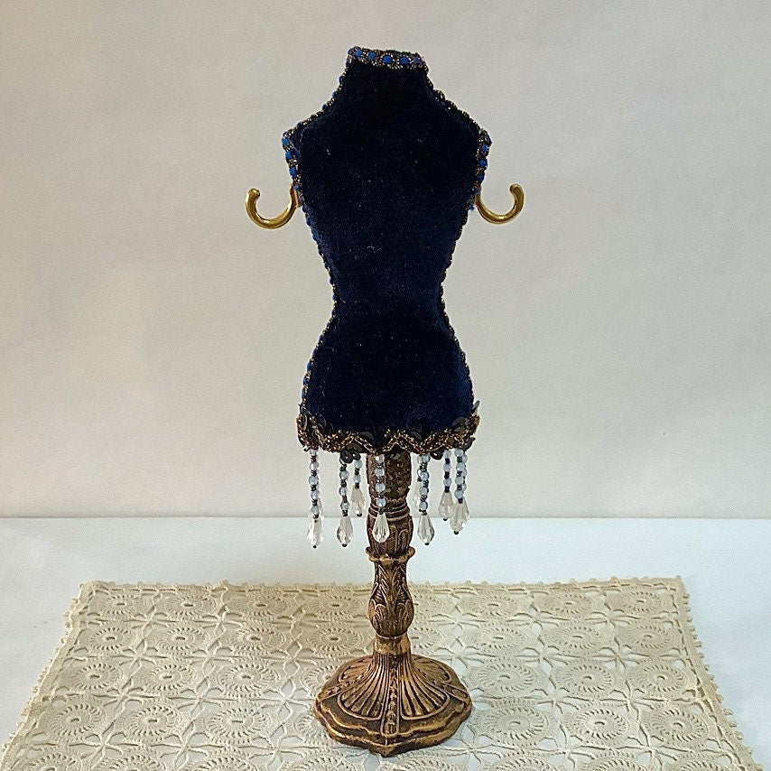 Détail porte bijoux mannequin velours bleu feston or 10 cm largeur, vintage 28,5 cm