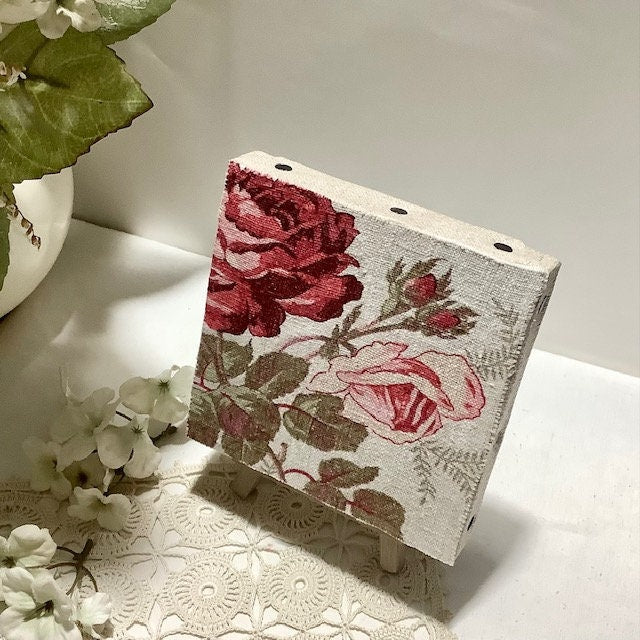 Petit tableau lin roses anciennes avec chevalet vintage