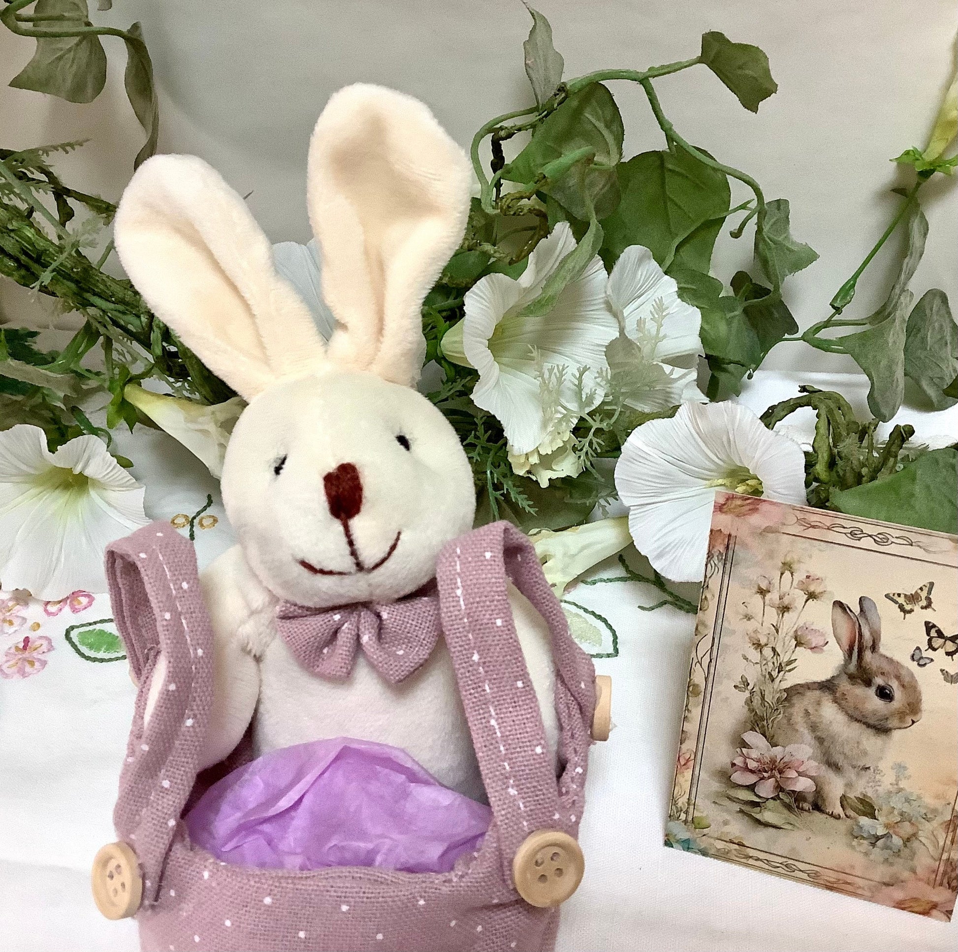 Lapin blanc peluche sac mauve pois décoration pâques 